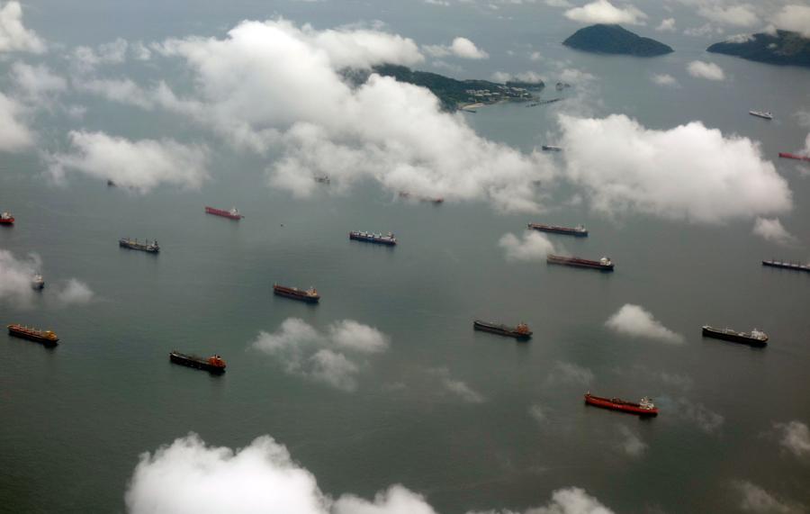 Vor dem Panamakanal stauen sich die Containerschiffe (Bild: Wikipedia)