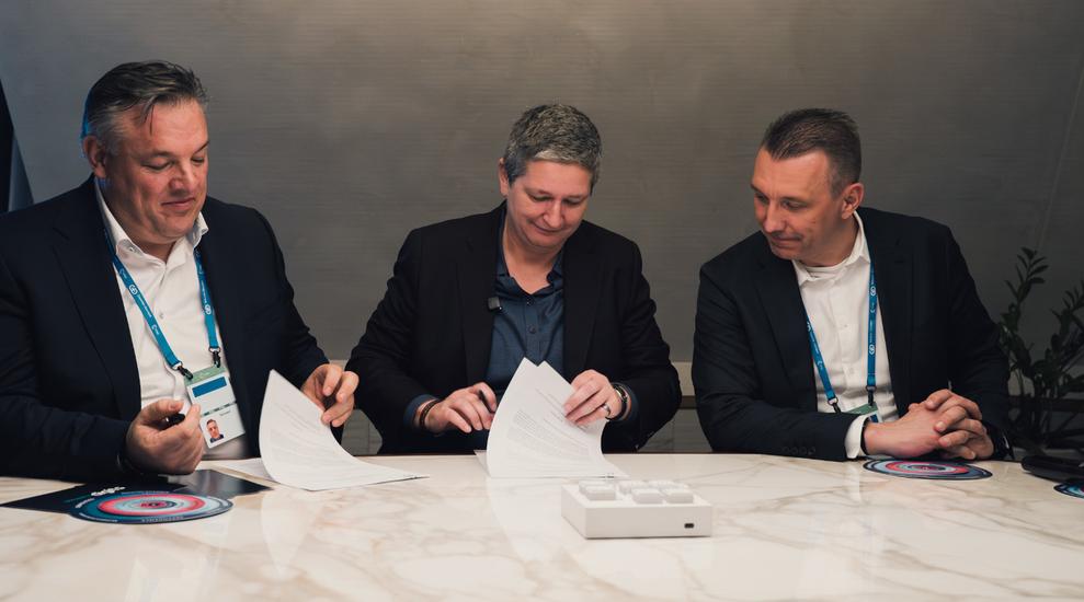 Das Bundesamt für Sicherheit in der Informationstechnik und Schwarz Digits vereinbaren im Rahmen der Münchner Sicherheitskonferenz 2026 eine strategische Kooperation zur Entwicklung souveräner Cloud-Angebote für die öffentliche Verwaltung. v.li.n.re.: Rolf Schumann (Co-CEO Schwarz Digits), BSI-Präsidentin Claudia Plattner und Christian Müller (Co-CEO Schwarz Digits) (Bild: Schwarz Digits)