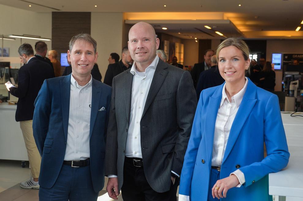 Greta Ziob, Patrick van Tent (Mi.) und Matthias Assmann leiten die Electronic Partner-Verbundgruppe (Bild: Electronic Partner)