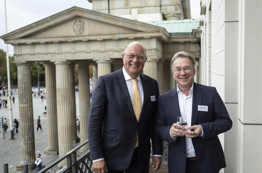 Präsident des HDE Dr. Alexander von Preen und Bededict Kober, Sprecher des Vorstands der Euronics Deutschland eG (Bild: Santiago Engelhardt)