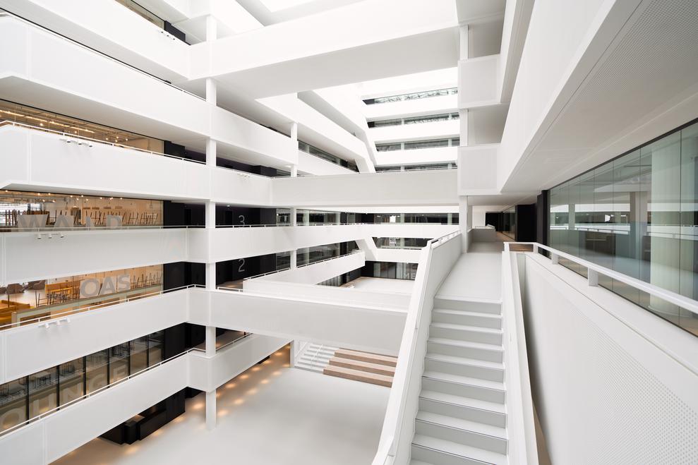 Das Atrium der neuen New-Work-Firmenzentrale von Otto (Bild: Otto Group)