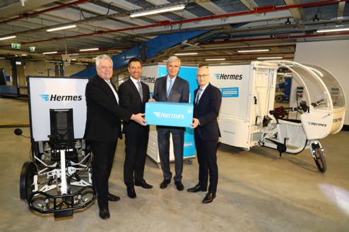 Eröffnung des neuen LC in Hamburg (v.l.): Dr. Andreas Mattner (Geschäftsführer ECE), Olaf Schabirosky (CEO Hermes Germany), Prof. Dr. Michael Otto (Vorsitzender des Aufsichtsrates der Otto Group), Dr. Peter Tschentscher (Erster Bürgermeister der Freien und Hansestadt Hamburg) (Bild: Hermes)