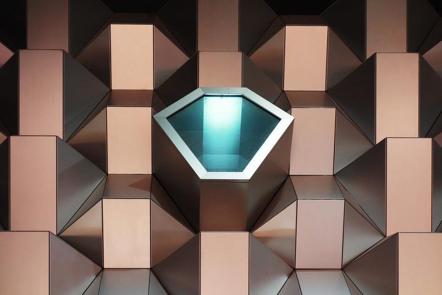 Gelungene Architektur sorgt nicht nur für spannungsreiche Fassaden, sondern auch für erfolgreiche Geschäftsprozesse - zumindest wenn es sich um IT-Architektur handelt.. (Bild: Dmitri Popov / Unsplash)