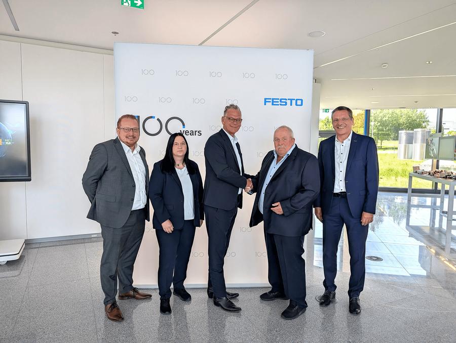 Jan-Christoph Pakusa, Product Manager Power Supplies, Reichelt Elektronik; Nicole Kasner, KAM Distribution, Festo; Axel Schümann, Vice President, Festo; Ulf Timmermann, CEO, Reichelt Elektronik; Thomas Otto, Leitung KAM Distribution, Festo (v.l.n.r.) (Bild: Reichelt)