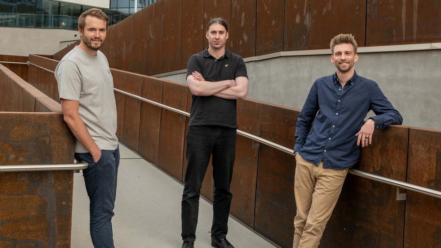 Jeder ist jetzt für eine Milliarde Euro Außenumsatz gut: Die Refurbed-Founder Peter Windischhofer, Jürgen Riedl und Kilian Kaminski (v.l.n.r.) (Bild: refurbed / Marko Mestrovic)