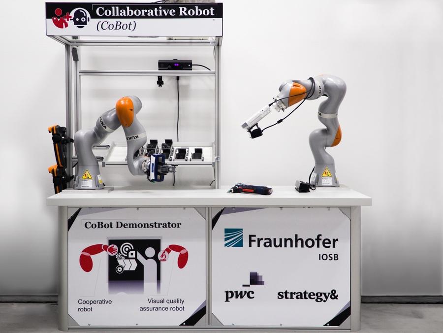 Mit dem CoBot - Collaborative Robot - demonstriert das Fraunhofer IOSB in Kooperation mit PWC strategy& ein innovatives KI-basiertes Montageassistenzsystem, bei dem Roboter und Menschen kollaborativ in der manuellen Montage zusammenarbeiten.  Das Assistenzsystem vereint modernste KI-Methoden maschinellen Lernens, um die Möglichkeiten einer intuitiven, werkerzentrierten und effizienten Montageassistenz darzustellen, das intelligent auf die Werkenden und deren Tätigkeiten reagieren und sich an sie anpassen kann. (https://www.iosb.fraunhofer.de/)