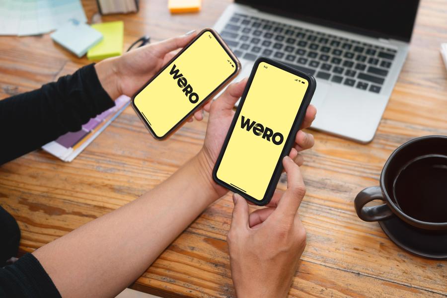 So wünscht es sich der Anbieter: Das Wero-Logo auf vielen Handys. Zum Start ist das Unternehmen weit davon entfernt. (Bild: EPI)