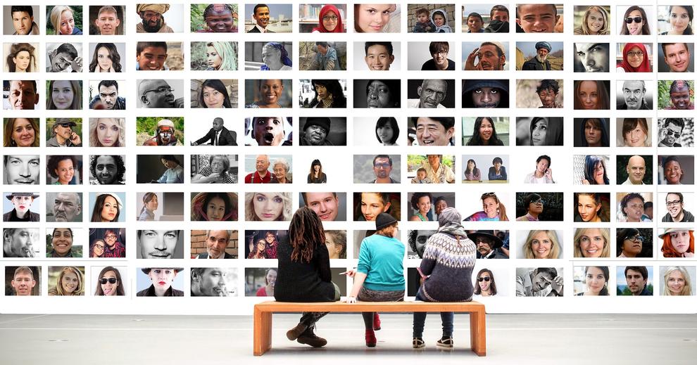 Besucher einer Ausstellung: Kunst kann man auch online kaufen. (Bild: Pixabay)