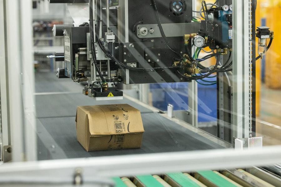 Smarte Verpackungsmaschine in einem Amazon-Logistikcenter (Bild: Amazon)