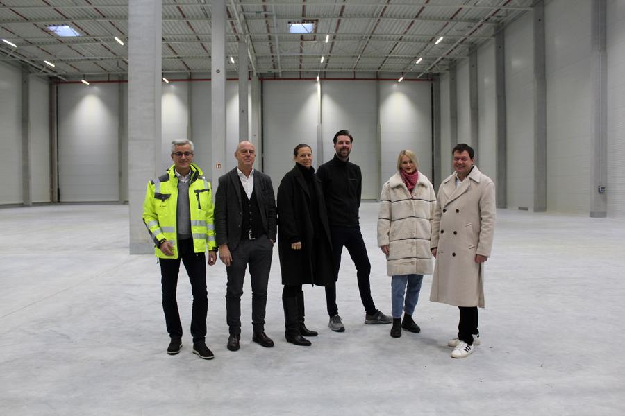 Schlüsselübergabe des Logistikzentrums (vlnr):  Wolfgang Speer (Vorstand des Vermieters Lang &#38; Cie. Real Estate AG), Michael Brinkmann (Logistikberatung MissPompadour), Astrid Reintjes (CEO MissPompadour), Julian Friedl (Leiter Lagerlogistik MissPompadour), Katharina Auernheimer (Gemeinde Kirchroth), Matthias Fischer (Bürgermeister Kirchroth) (Bild: Patrizia Edenhofer)