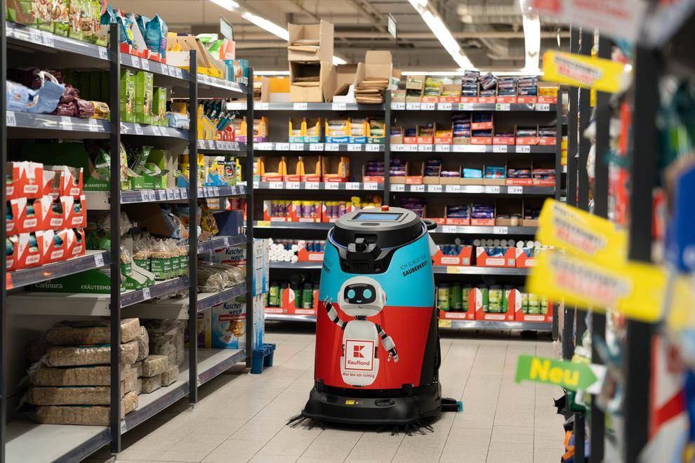 Kaufland testet derzeit in sechs Filialen den Einsatz von Reinigungsrobotern. (Bild: Kaufland)