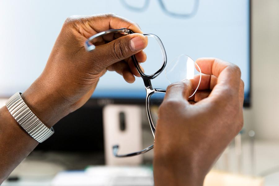Einsetzen von Brillengläsern bei Mister Spex (Mister Spex)