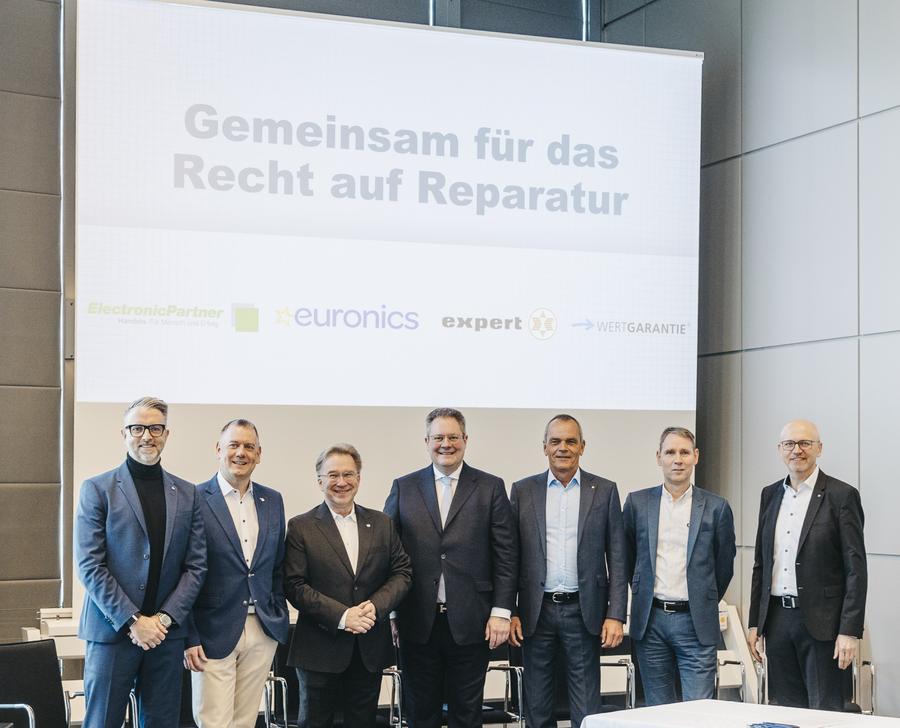 v.l.n.r.: Brendan Lenane (Vorstand, EURONICS), Thilo Dröge (Vorstand, WERTGARANTIE), Benedict Kober (Sprecher des Vorstands, EURONICS), Patrick Döring (Vorstandsvorsitzender, WERTGARANTIE), Dr. Stefan Müller (Vorstandsvorsitzender, expert SE), Matthias Assmann (Vorstand, ElectronicPartner), Christoph Komor (Vorstand, expert SE) (Bild: Pressekonferenz Recht auf Reparatur 1.3.2026)