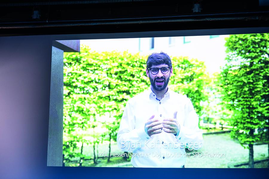 Videogrußwort aus der Politik: Bijan Kaffenberger,  MdL Hessen &#38; Sprecher Digitalpolitik der SPD-Fraktion. (Bild: BEVH)