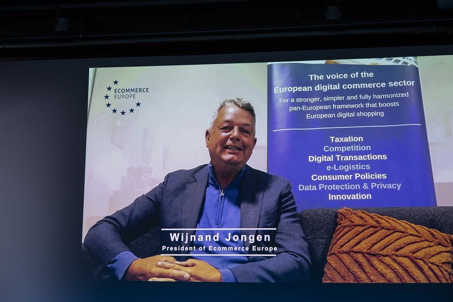Der Distanzhandel ist seit Jahrzehnten gut eingebunden in Europa:  Wijnand Jongen, Präsident Ecommerce Europe, beglückwünscht den BEVH. (Bild: BEVH)