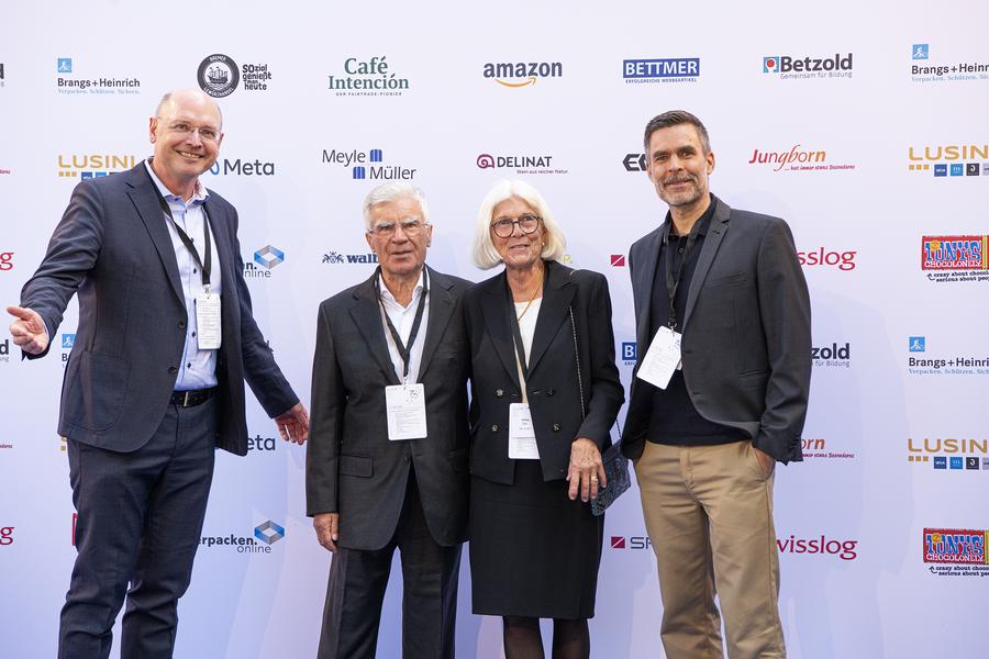 v.l.n.r. Gero Furchheim (BEVH-Präsident) mit Christian Bär, Hilke Bär  (Gründer von Bär Schuhe) und Sohn Sebastian Bär (Geschäftsführer von Joe Nimble). (Bild: BEVH)