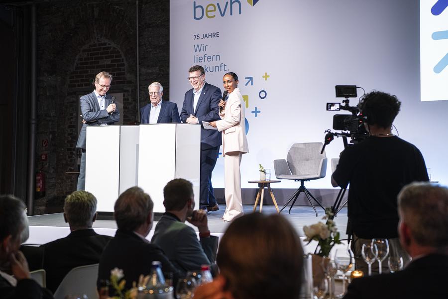 Erzählten vom Generationenwandel im Unternehmen: Vater Thomas Busch und Sohn Christian Busch (beide Mitte) mit Martin Groß-Albenhausen (r.) und Hadnet Tesfai. (Bild: BEVH)