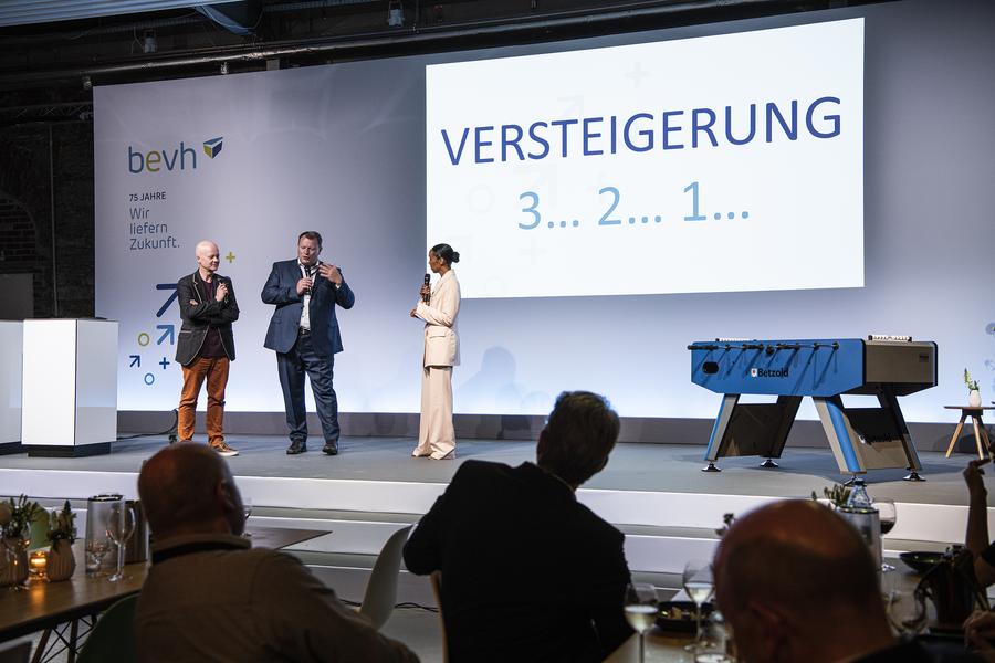 Für den wohltätigen Zweck: Rüdiger Kleinke, Geschäftsführer von Ebrosia (l.) und Ulrich Betzold (m.) versteigerten einen Kicker-Tisch, rechts: Hadnet Tesfai. (Bild: BEVH)