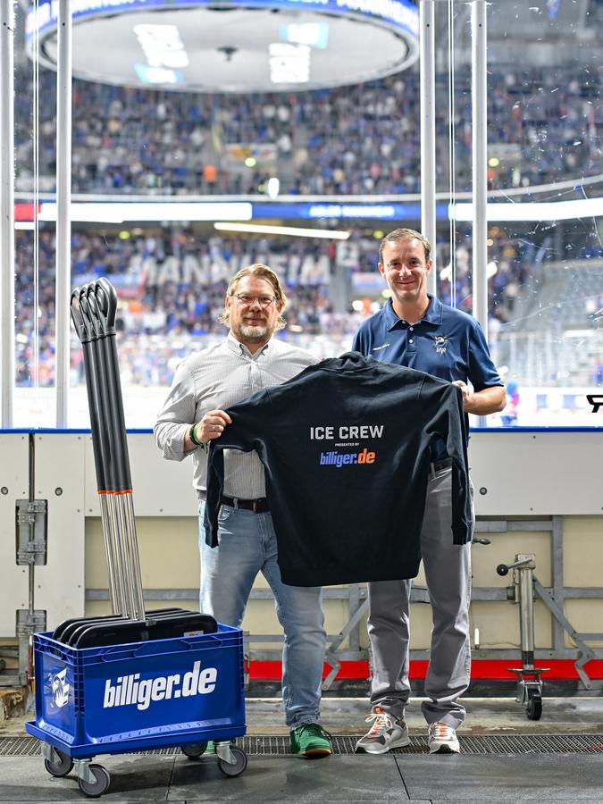 Bernd Vermaaten (Geschäftsführer der solute GmbH/billiger.de), Daniel Hopp (geschäftsführender Gesellschafter der Adler Mannheim) (Bild: Solute GmbH)