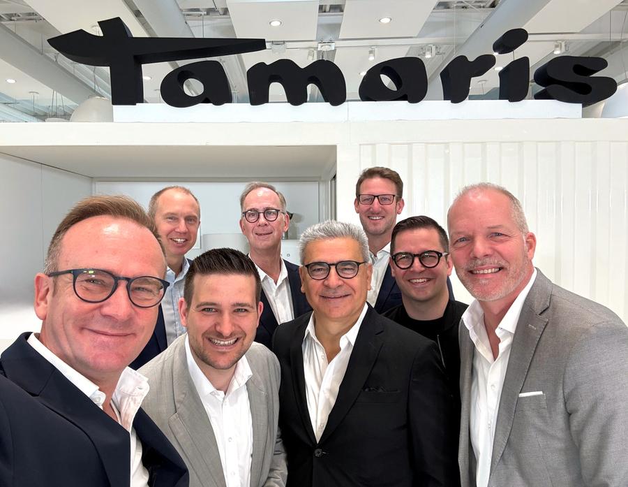 Die Führungsmannschaft des Schuhherstellers Wortmann: Jens Beining, CEO; Tobias Seng, CFO; Matthias Rodemeier, Chief Product Officer; Ulrich Klüber, Chief Product Officer; Giovanni Lacatena, Chief Sales Officer; Nico Gold, Chief Sales Officer; Felix Schmalenberger, Member of the Board; Michael Romberg, Chief Production Officer (v.l.n.r.) (Bild: Wortmann)