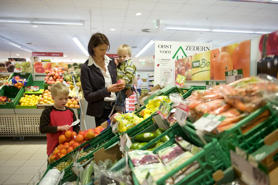 Auf viele Online-Services, die sie von anderen Branchen gewohnt sind, müssen VerbraucherInnen bei Supermärkten immer noch noch verzichten (Rewe)