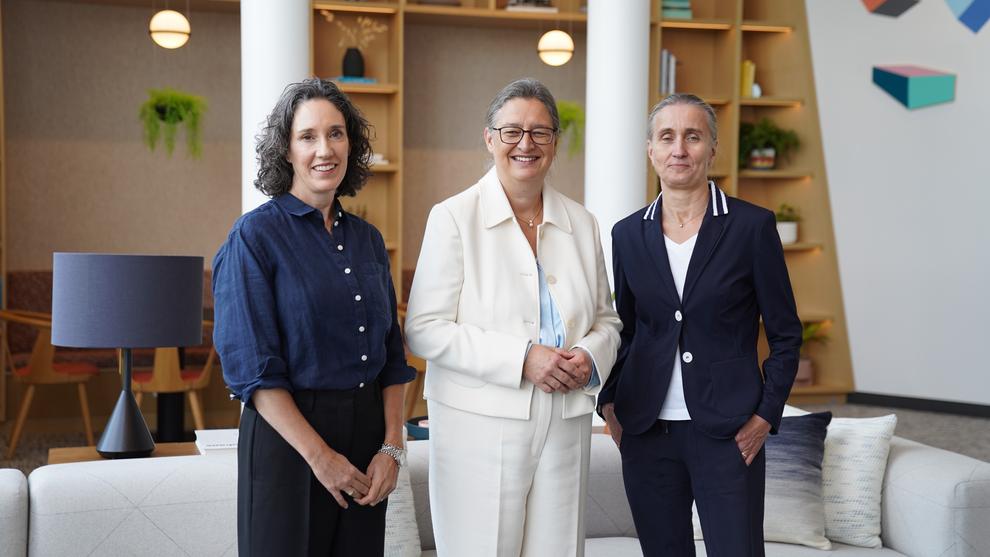 Amy Eschliman (li), CDO Crate &#38; Barrel, Petra Scharner-Wolff (Mi.), CEO Otto Group und Katrin Behrens (re.), CEO Otto Group One.O in Mountain View, USA (Bild: Otto Group)