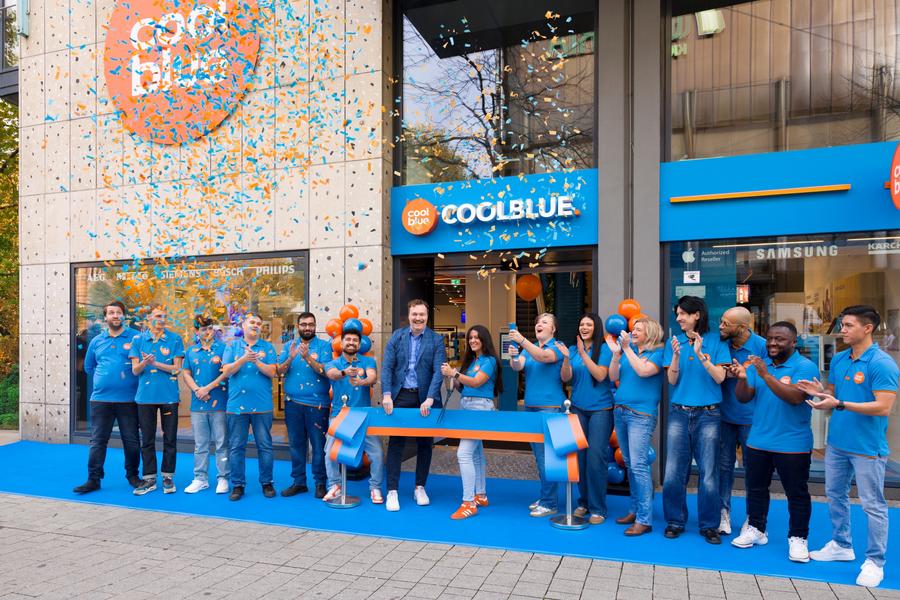 Coolblue-MitarbeiterInnen bei der Store-Eröffnung in Hannover (Bild: Coolblue)