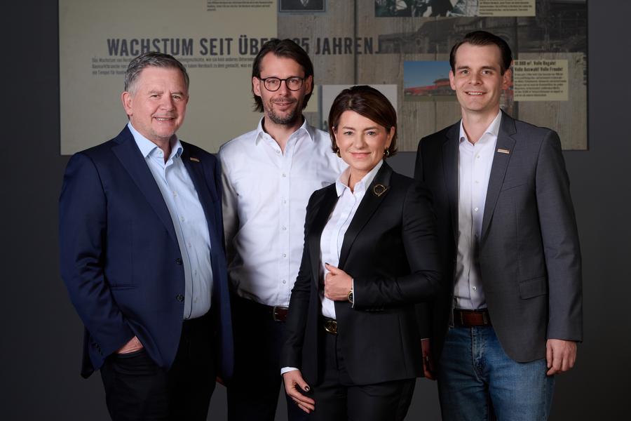Gemeinsam mit CFO Dr. Joanna Kowalska (im Vordergrund) bilden Erich Harsch (links), Jan Hornbach (Mitte) und Nils Hornbach (rechts) ab dem 1. November 2026 das Vorstandsteam der Hornbach Management AG. (Bild: Ulrich Roth)