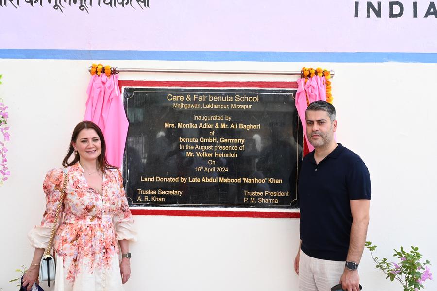 Die CEOs Monika Adler und Ali Bagheri von Benuta eröffnen eine Grundschule in Mowaiya, Indien (Bild: Benuta)