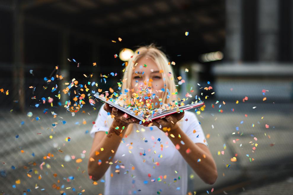 Wenn das Konfetti im Bild WPNs sind, das Buch eine Webseite und die Frau ein Marketeer... dann macht die Frau gerade etwas verkehrt. (Bild: Paul Stachowiak / Pixabay) Wenn das Konfetti im Bild WPNs sind, das Buch eine Webseite und die Frau ein Marketeer... dann macht die Frau gerade etwas verkehrt. (Bild: Paul Stachowiak / Pixabay)